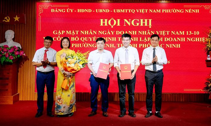  Lãnh đạo UBND phường trao Quyết định chỉ định Chủ tịch, các Phó Chủ tịch Hội Doanh nghiệp phường. 