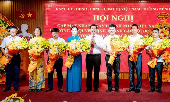  Lãnh đạo Đảng ủy, HĐND phường Nếnh chúc mừng các doanh nghiệp, doanh nhân tiêu biểu trên địa bàn. 