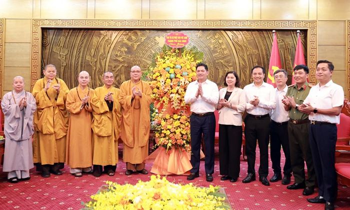  Đoàn đại biểu Ban Trị sự Giáo hội Phật giáo tặng hoa chúc mừng lãnh đạo và đại biểu thành phố Bắc Ninh. 