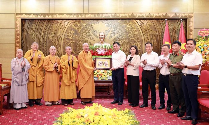   Bí thư Thành ủy cùng các đại biểu tặng quà lưu niệm Ban Trị sự Giáo hội Phật giáo thành phố. 