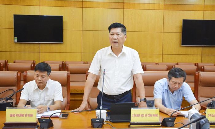 Lãnh đạo Sở Khoa học và Công nghệ đóng góp ý kiến tại hội nghị.