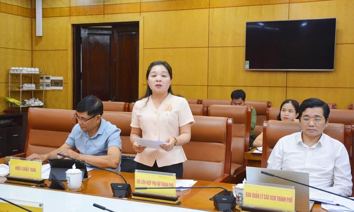 Lãnh đạo Hội Liên hiệp Phụ nữ thành phố Bắc Ninh đóng góp ý kiến.