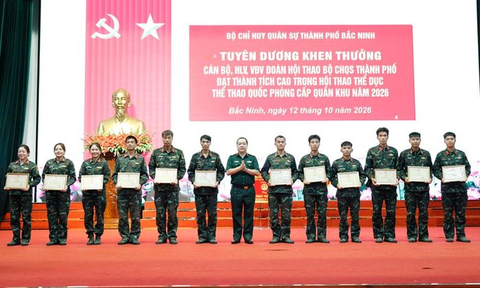  Thượng tá Nguyễn Xuân Cường, Phó Chỉ huy trưởng Bộ Chỉ huy Quân sự thành phố trao Giấy khen cho các cá nhân có thành tích xuất sắc tại hội thao. 