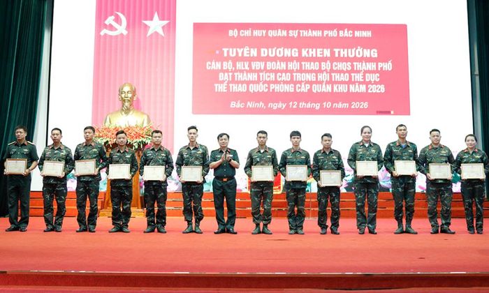  Đại tá Dương Trung Kiên trao Giấy khen cho các cá nhân có thành tích xuất sắc tại hội thao. 