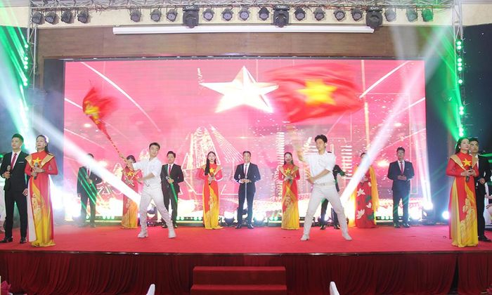 Tiết mục văn nghệ chào mừng tại hội nghị gặp mặt, tôn vinh doanh nghiệp, doanh nhân.
