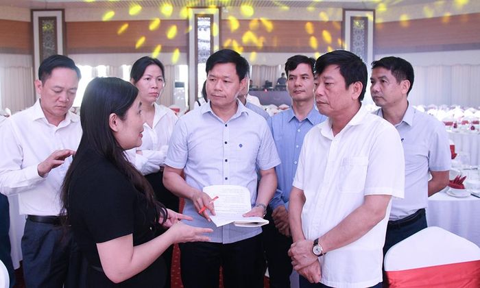 Phó Chủ tịch UBND thành phố Ngô Tân Phượng nghe báo cáo các nội dung, kịch bản chương trình.