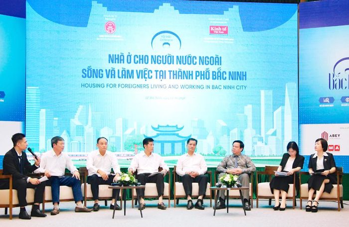 Các đại biểu tham gia tọa đàm.