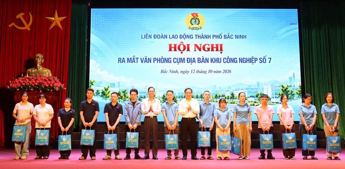  Đồng chí Đào Thanh Trường và Bí thư Đảng ủy phường Thuận Thành trao quà cho đoàn viên công đoàn, người lao động. 