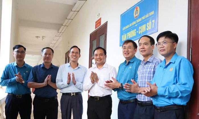 Các đại biểu chúc mừng sự kiện ra mắt Văn phòng Cụm địa bàn khu công nghiệp số 7. 