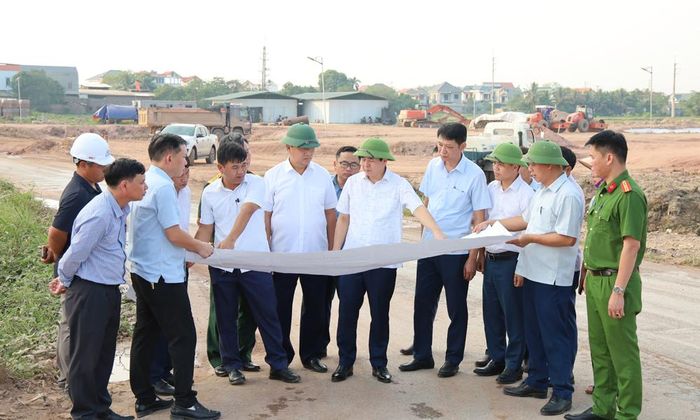  Các đại biểu đối chiếu thực địa bàn giao. 