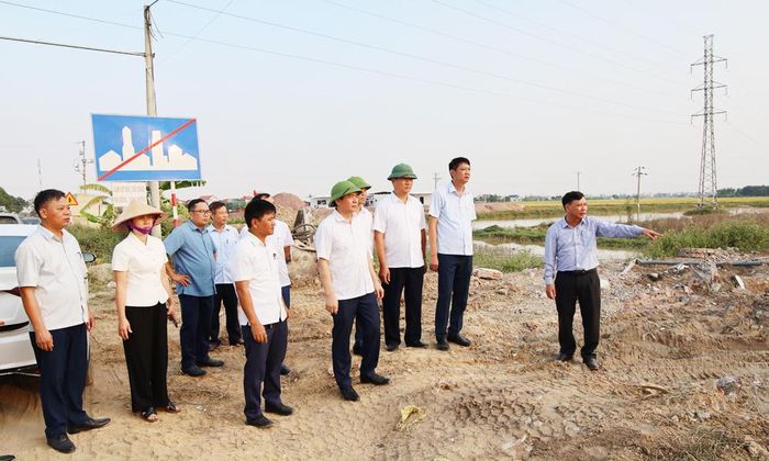  Lãnh đạo xã Lâm Thao và các đơn vị liên quan kiểm tra thực địa khu vực bàn giao mặt bằng. 