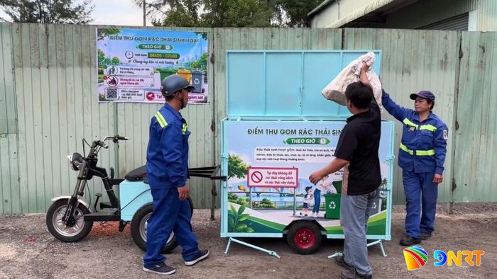 Công ty CP Môi trường đô thị Đà Nẵng phối hợp với UBND phường Thanh Khê triển khai mô hình thí điểm đặt thùng rác theo giờ tại các khu dân cư. Ảnh: HOÀNG HIỆP