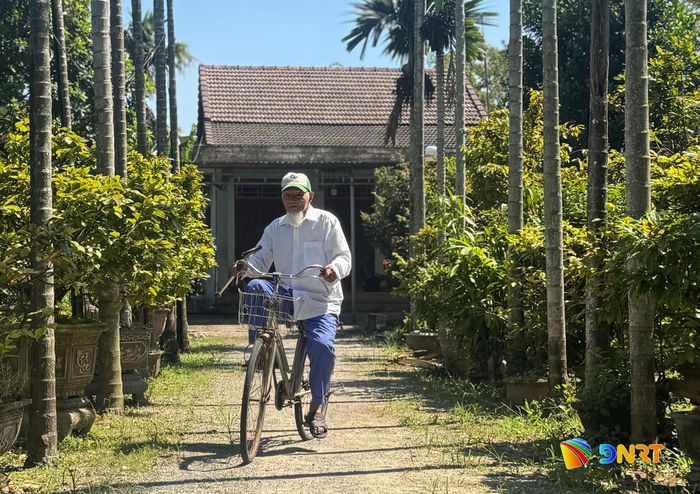 Cụ Vương Nghiên đạp xe đi lại hằng ngày. Ảnh: NGỌC CHÂU