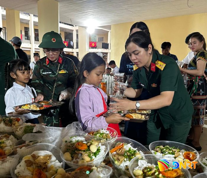 Lần đầu tiên các em học sinh Tây Giang được ăn tiệc buffet dịp Trung thu 2026.