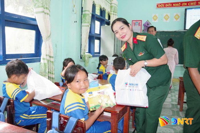 Học sinh vùng sâu vùng xa luôn nhận được sự quan tâm đặc biệt của Hội phụ nữ Bộ chỉ huy quân sự Đà Nẵng.