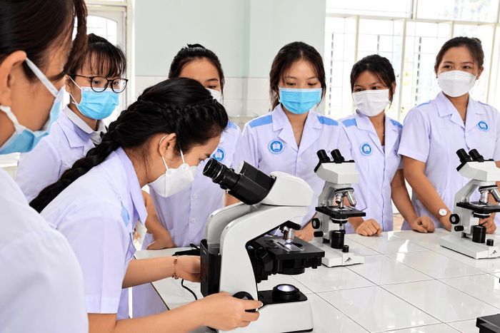 Nhà trường tăng cường giờ thực hành cho sinh viên. TRONG ẢNH: Giờ thực hành tại Trường Cao đẳng Y tế thành phố Đà Nẵng. Ảnh: THU HÀ