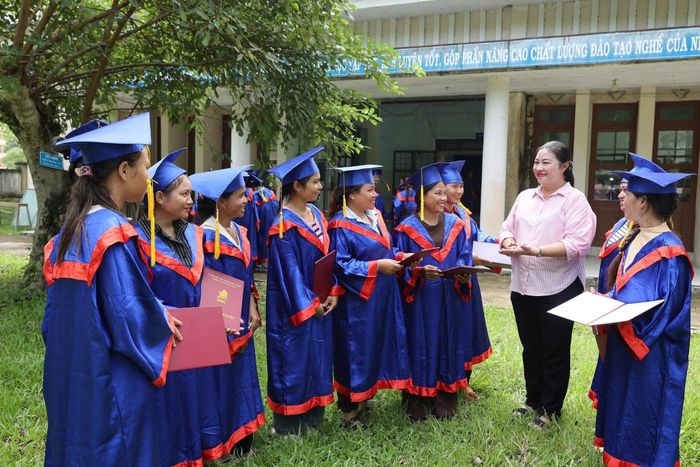 Sau sáp nhập, Trường Cao đẳng Đà Nẵng có thêm dư địa đào tạo nghề từ khu vực đô thị đến miền núi. TRONG ẢNH: Học sinh đồng bào Cơ Tu tại vùng núi Đà Nẵng nhận bằng đào tạo trung cấp nghề Công nghệ may và May thời trang. Ảnh: LÊ PHẠM