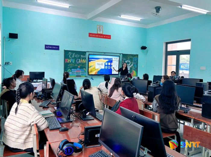 Tập huấn sử dụng công nghệ tại Trường Phổ thông dân tộc bán trú Tiểu học và THCS Huỳnh Thúc Kháng (xã Trà Vân). Ảnh: K.Đ