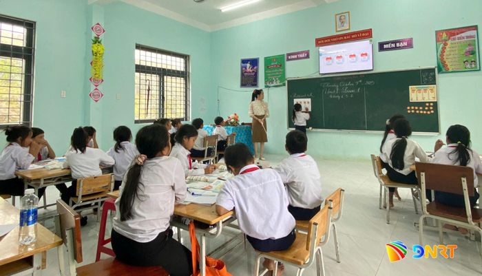 Một tiết học được giáo viên Trường Phổ thông dân tộc bán trú Tiểu học và THCS Huỳnh Thúc Kháng (xã Trà Vân) sử dụng hình ảnh, số liệu được minh họa qua màn hình ti vi. Ảnh: K.Đ