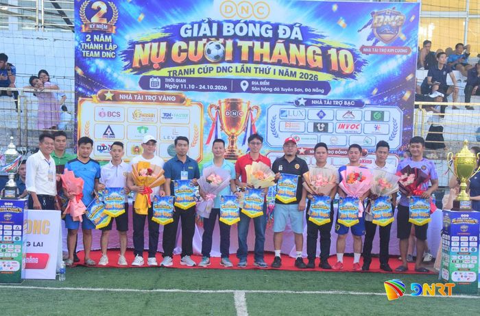 Ban tổ chức tặng cờ lưu niệm cho các đội tham dự giải. Ảnh: THÀNH DANH