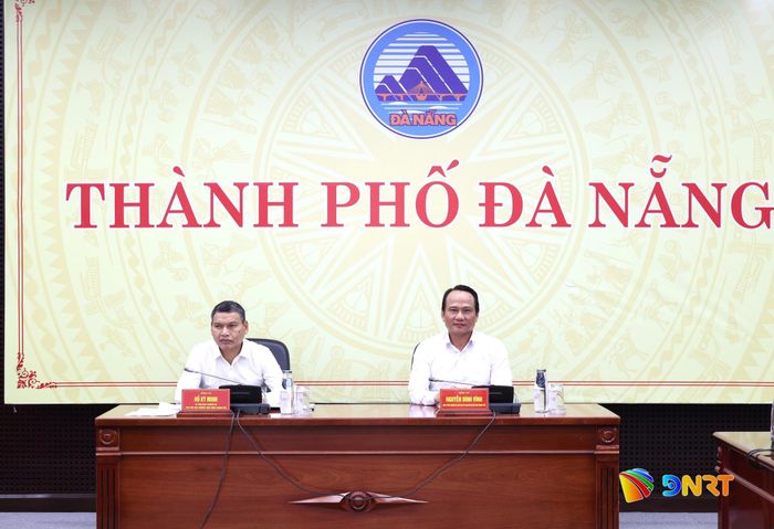 Phó Bí thư Thành ủy, Chủ tịch Ủy ban MTTQ Việt Nam thành phố Đà Nẵng Nguyễn Đình Vĩnh (bên phải); Phó Chủ tịch Thường trực UBND thành phố Hồ Kỳ Minh chủ trì điểm cầu Đà Nẵng. Ảnh: NGỌC HÀ