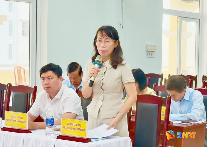 Đại diện Hội Liên hiệp Phụ nữ phường thông tin về mô hình an sinh xã hội. Ảnh: B.H