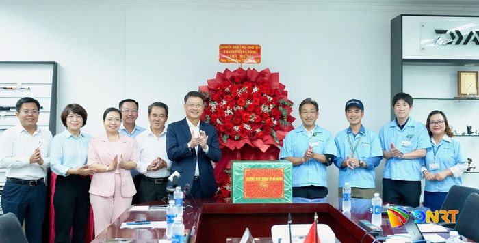 Đoàn công tác tặng hoa, quà cho đại diện Công ty TNHH Daiwa Việt Nam. Ảnh: T.CÔNG