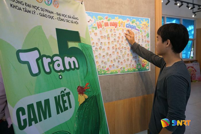 Qua các trạm trải nghiệm, sinh viên được khuyến khích hình thành thói quen quan tâm đến đời sống tinh thần. Ảnh: TRÂM ANH