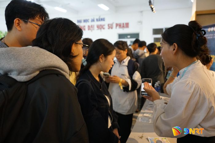 Chương trình hướng sinh viên đến việc chủ động nhận diện cảm xúc và chăm sóc bản thân. Ảnh: TRÂM ANH
