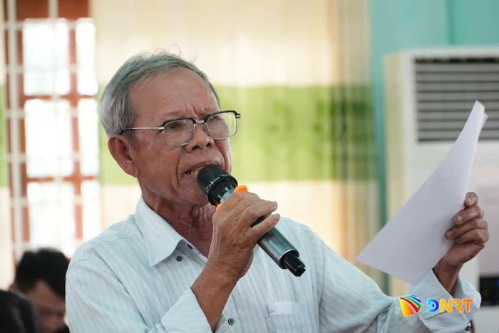 Cử tri xã Tam Xuân phát biểu ý kiến. Ảnh: HỒ QUÂN