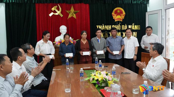 Đoàn đại biểu Quốc hội thành phố Đà Nẵng trao tặng cho các hộ dân có hoàn cảnh khó khăn trên địa bàn xã Tam Xuân. Ảnh: HỒ QUÂN