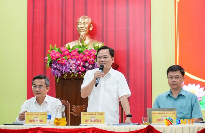 Đại biểu Nguyễn Anh Tuấn trả lời các ý kiến của cử tri tại buổi tiếp xúc. Ảnh: HỒ QUÂN