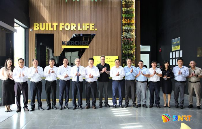 Đoàn công tác thành phố Đà Nẵng cùng lãnh đạo Công ty TNHH Karcher Việt Nam Technology chụp ảnh lưu niệm nhân dịp đến thăm. Ảnh: ALĂNG NGƯỚC