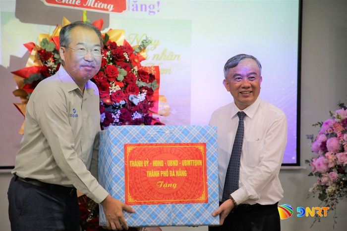 Đại diện lãnh đạo Công ty TNHH SGI Vina (trái) đón nhận món quà động viên của lãnh đạo thành phố Đà Nẵng nhân Ngày Doanh nhân Việt Nam (13/10). Ảnh: ALĂNG NGƯỚC