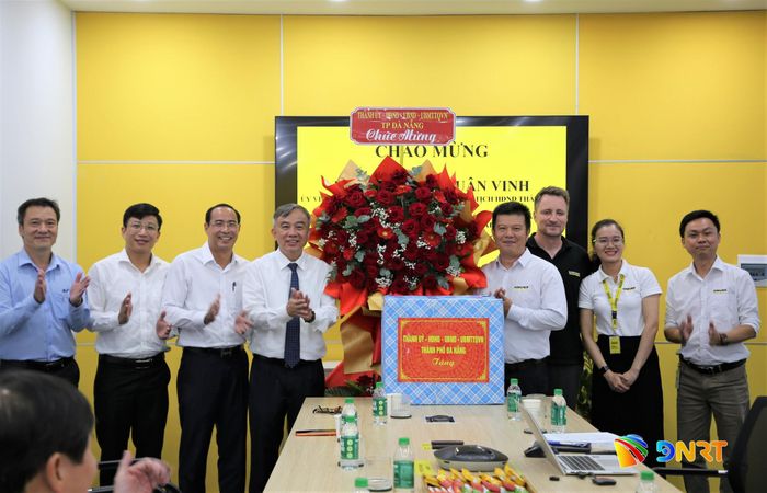 Phó Chủ tịch HĐND thành phố Trần Xuân Vinh (thứ 4 từ trái sang) cùng đoàn công tác tặng hoa, quà chúc mừng cán bộ, nhân viên, người lao động Công ty TNHH Karcher Việt Nam Technology. Ảnh: ALĂNG NGƯỚC