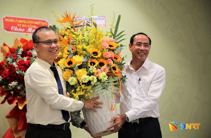 Đại diện lãnh đạo Ban Quản lý khu kinh tế mở Chu Lai (phải) tặng hoa chúc mừng lãnh đạo THACO nhân ngày Doanh nhân Việt Nam (13/10). Ảnh: ALĂNG NGƯỚC