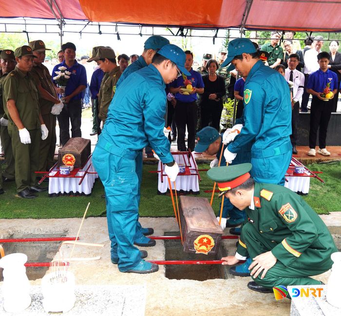 An táng các anh hùng liệt sĩ tại Nghĩa trang liệt sĩ Duy Sơn. Ảnh: TẤN CHÂU