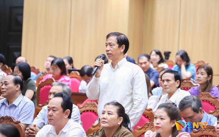 Cử tri phát biểu ý kiến. Ảnh: NGỌC PHÚ