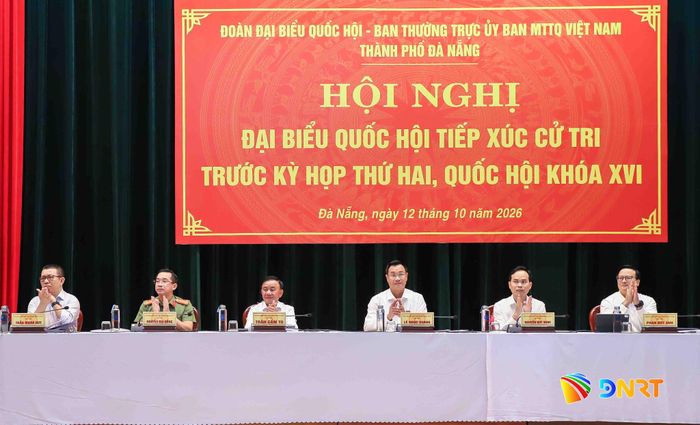 Đoàn đại biểu Quốc hội thành phố tiếp xúc với cử tri. Ảnh: NGỌC PHÚ