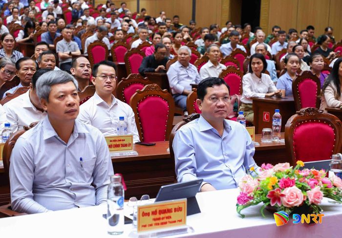 Lãnh đạo thành phố và các đại biểu dự buổi tiếp xúc cử tri. Ảnh: NGỌC PHÚ