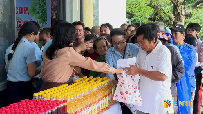Hội Nông dân phường tổ chức phiên chợ 0 đồng, trao 110 suất quà trị giá gần 40 triệu đồng cho hộ nghèo, hộ khó khăn. Ảnh: Q.T