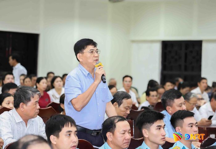 Cử tri nêu kiến nghị. Ảnh: NGỌC PHÚ