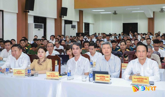 Lãnh đạo thành phố và các đại biểu dự buổi tiếp xúc cử tri. Ảnh: NGỌC PHÚ