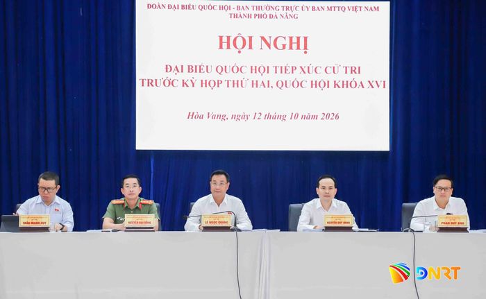 Đoàn đại biểu Quốc hội thành phố tiếp xúc cử tri các xã: Hòa Vang, Hòa Tiến và Bà Nà. Ảnh: NGỌC PHÚ