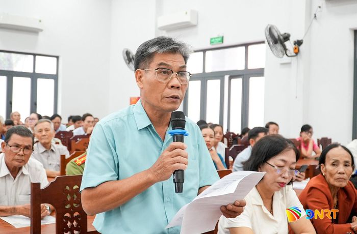 Cử tri phường Hương Trà phát biểu tại buổi tiếp xúc với đại biểu Quốc hội. Ảnh: HỒ QUÂN