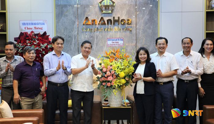 Phó Chủ tịch UBND thành phố Phan Thái Bình (thứ 4, từ trái sang) tặng hoa chúc mừng lãnh đạo Công ty CP Khu công nghiệp và Đô thị An An Hòa. Ảnh: ALĂNG NGƯỚC