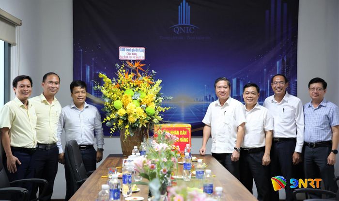 Phó Chủ tịch UBND thành phố Phan Thái Bình (thứ 4, từ phải qua) và lãnh đạo phường Quảng Phú thăm, chúc mừng Công ty CP Đầu tư phát triển hạ tầng Quảng Nam. Ảnh: ALĂNG NGƯỚC