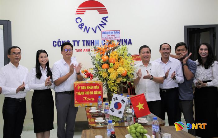 Phó Chủ tịch UBND thành phố Phan Thái Bình (thứ 4, từ phải sang) tặng hoa, quà chúc mừng Công ty TNHH C&N Vina Tam Anh - Hàn Quốc nhân ngày Doanh nhân Việt Nam. Ảnh: ALĂNG NGƯỚC
