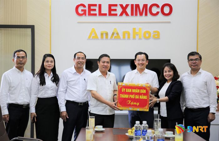 Phó Chủ tịch UBND thành phố Phan Thái Bình (thứ 4, từ trái qua) tặng quà cán bộ quản lý, người lao động tại dự án Đầu tư xây dựng và kinh doanh kết cấu hạ tầng Khu công nghiệp Tam Anh - An An Hòa. Ảnh: ALĂNG NGƯỚC