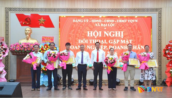 Lãnh đạo xã khen thưởng 6 doanh nghiệp tiêu biểu. Ảnh: CÔNG TÚ